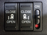 運転席からもスライドドアをボタン操作でスピーディーに開閉できます!またスマートキーでも操作できるので便利です。