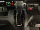 CVT車のセレクトレバーです。低速から高速まで、変速ショックのないスムーズな走りと、エンジン効率のよい領域を維持して燃費にも貢献します。サイドブレーキはスイッチ操作の電子制御パーキングブレーキです。