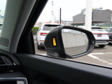 アウディサイドアシスト『後方の死角を並走する車両を検知しドアミラーの内側のLEDが点灯。ドライバーに注意を促し事故を未然に防ぐシステムです。』