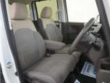 運転席のスペースはゆったりしていて、視界も広く確保されているので普段の運転からロングドライブまで快適です。