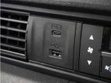 USB接続、スマートフォンの充電等にも便利なUSBチャージャー!使いやすい場所に装備されています。