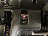 セレクトレバーの右に電子制御パーキングブレーキがあります。スイッチひとつで、停車した地点の傾斜などをシステムが検知・判断してブレーキ力を自動的に最適制御し、しっかり停車できるパーキングシステムです。