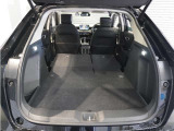 【トランクルーム】セカンドシートを折りたためば、低く広い床面が出現。大きなに荷物も収まります。