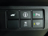 パワーテールゲートの開閉、横滑りを防ぐVSA等のスイッチ類は運転席の右側、手の届きやすい位置にあります。