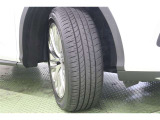 タイヤサイズ 235/55R20。高級感があり、精緻なデザインの純正アルミホイールを装着しています。足元をシャープに引き締めてくれ、しっかりした走りも楽しめますよ。