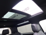 【電動パノラミックルーフ】車内に気持ちいい自然光が差し込み、頭上に広がる風景をお楽しみいただけます。快適な車内温度を維持し日差しから乗員とインテリアを守るダークカラーのガラス。電動ブラインド付き!