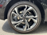 18インチ純正アルミホイール装備 全車両に標準装備の純正アルミホイールは、純正ならではのバランスの良いデザインと、走行安定性をお楽しみ頂けます。