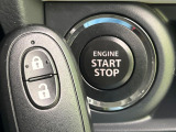 【キーレススタートシステム】カバンやポケットに入れたままでもドアの施錠・解錠が可能なスマートキーを装備。エンジンのオン・オフ時もカギを取り出す必要が無いからとっても便利です♪