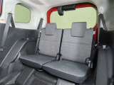 便利な5:5分割可倒式シートです。収納と乗車人数のバランスに優れています♪荷物の大きさに応じたラゲージスペースをフレキシブルに作り出せるので、シーンに応じた使い方ができます♪