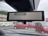 スマートルームミラーです。後部座席に人が座っていても後方を確認できます。