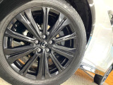 【純正19インチアルミホイール】外観にマッチした純正アルミホイールを装着しております。各種社外アルミホイールや、スタッドレスタイヤも取扱いしております。是非ご相談ください♪