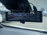 荷物や人でバックミラーが見えずらい時ありませんか?インテリジェントルームミラーはカメラの映像をミラーに映すことができます!