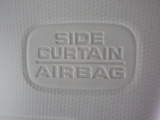 サイドカーテンエアバックシステムは、側面衝突時に大人から子供までさまざまな体格の乗員の頭部や頚部を広範囲で保護。特にセンターピラーへの頭部衝突を防ぐ展開性能を実現しています。
