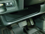 運転席側にもちょっとした小物を置いておけるトレイが付いています。