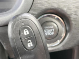 【キーレススタートシステム】カバンやポケットに入れたままでもドアの施錠・解錠が可能なスマートキーを装備。エンジンのオン・オフ時もカギを取り出す必要が無いからとっても便利です♪