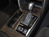 操作が楽なフロアシフト、インパネ周りもすっきりしています。