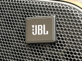 【JBLサウンドシステム】メーカーオプションの高品位サウンドシステムを搭載。専用のチューニングが施された大小様々なスピーカーから良質なサウンドが奏でられ、臨場感あふれる音響空間を演出します。