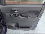 前席ドアポケットにもペットボトルなどを収納できるボトルホルダーを装備。