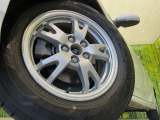 【15インチアルミホイール】外観にマッチしたアルミホイールを装着しております。各種アルミホイールや、スタッドレスタイヤも取扱いしております。是非ご相談ください♪