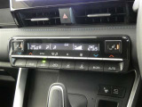 温度の感じ方は、個人差がありますね。運転席、助手席で独立して温度設定のできる左右独立温度コントロールのオートエアコン装備です。