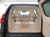 後席を格納すると大きなスペースが出来るので大きな荷物も積み込めます!