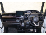 操作性に優れた運転席となります!小物入れや各ボタンの配置にこだわり、使いやすいです!座り心地もよく視認性も良好なのでロングドライブもお任せ下さい!