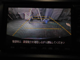バックカメラの画像です。ガイドラインがスムースな車庫入れをサポートいたします。車庫入れの安心感がアップしますね。
