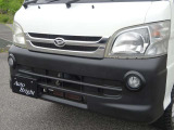 フロントバンパーは耐久性のあるラプターライナー塗料で艶消しブラック色にぬり分け塗装済みです!!かっこよく仕上がっています!