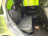 後部座席も気になるようなキズ・汚れやへたり等、大きなダメージはなく、良好な状態です。