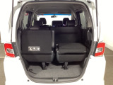 3列目シートは跳ね上げ式で収納が可能です。荷室が広くなり大きな荷物も積みやすくなります。買い物やアウトドアなど荷物が多い場面で便利です。