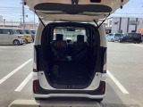 ◆リヤシートを倒すことで広々としたラゲッジルームに早変わり◆ずらして、倒して、はね上げて。画期的な後席シートで、室内空間を有効活用◆大きな荷物も楽々のせることができるのでお買い物も安心◆