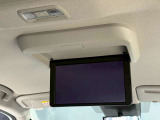 後席フリップダウンモニターでお子様が長時間のドライブに飽きることなく楽しめて、渋滞の際にも退屈することなく大活躍です☆