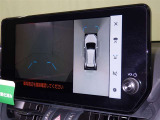パノラミックビューモニターを装備。駐車場や交差点でクルマを真上から見るように周囲を確認できます。機能の詳細は販売店スタッフまでおたずねください。