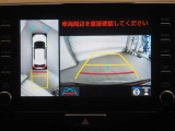 全周囲カメラで周囲を確認しながら、安心して駐車することができます。