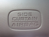 サイドカーテンエアバックシステムは、側面衝突時に大人から子供までさまざまな体格の乗員の頭部や頚部を広範囲で保護。特にセンターピラーへの頭部衝突を防ぐ展開性能を実現しています。