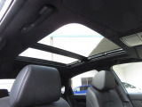 開放感のあるサンルーフが付いています。