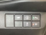 ハンドルの右側にHondaセンシング用のメインスイッチとパワーテールゲートスイッチがついています。パワーテールゲートスイッチは車内からでもテールゲートの開け閉めを電動でできます。