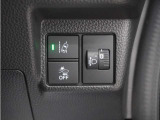 パーキングセンサーシステム搭載。センサーが周辺の障害物を検知。音やディスプレー表示等で障害物との距離をお知らせし、ドライバーに注意を促します。バックでの駐車時や狭い駐車場での出庫時などに役立ちます。