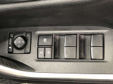 パワーウィンドのスイッチです。運転席に座りながら、助手席や後席の窓を開け閉めできるので大変便利ですよ。