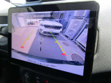 リアビューカメラにも対応しています。ステアリングの切れ角をセンサーで感知、モニターに予測ラインを表示しますので、車庫入れが苦手なお客様にも大変便利な装備でございます。