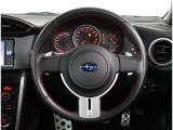 本革巻きのステアリングホイール!ステアリングリモコンも付いているのでナビの操作も手元で出来ます。
