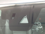 【スマートブレーキサポート】走行中に前方の車両等を認識し、衝突しそうな時は警報とブレーキで衝突回避と被害軽減をアシスト。より安全にドライブをお楽しみいただけます。