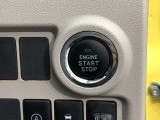 エンジンスタートスイッチです。キーが車内にあれば、エンジンの始動や停止はスイッチを押すだけ!キーを取り出す手間を省き、ワンプッシュで操作できるので簡単でスムーズです。