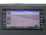 【ナビ】メモリーナビ(MJ120D-W)付きです。目的地を設定すれば初めての場所でも簡単に行くことができます。もちろん音楽だって聴けちゃいます♪