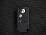 ◆スマートキー◆カギをバッグやポケットに入れたままでもドアロックの開閉ができる『スマートキー』付き!雨天や暗くなってもカギを取り出す必要がなくドアの開錠&エンジンも始動できます
