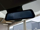 インテリジェントルームミラー搭載で、車の後方に設置されたカメラ映像を映し出してシートバックやヘッドレスト、同乗者に視界が遮られることがなく視認性が非常に良いです