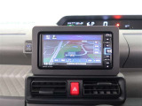 純正ナビゲーション(NMZK‐W70D)を装備しており、CD、DVD、Bluetooth、フルセグ視聴可能です。