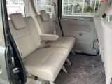 後部座席は5:5の分割式となっております。