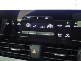 運転席・助手席・独立型オートエアコン。運転席と助手席で別々の温度設定ができ快適なドライブが楽しめます!高級グレードの証ですね!