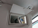 運転席側と助手席側にバニティミラーついていますちょっとした身だしなみが確認できます。
